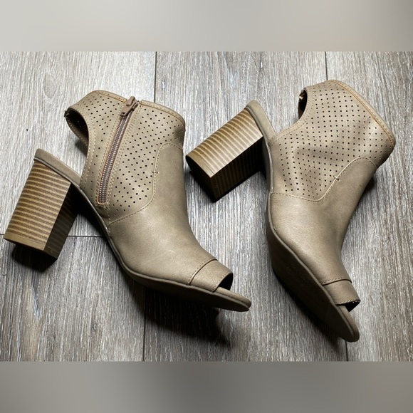 a.n.a A New Approach Women’s Brown Peep Toe Booties Tasha 7M - Picture 11 of 16